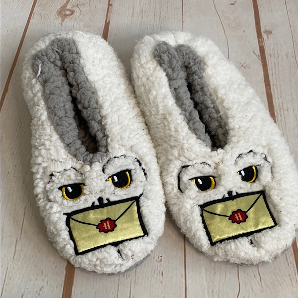 Warner Bros. White Owl Face Hedwig Hogwarts Invitation Fuzzy Slippers